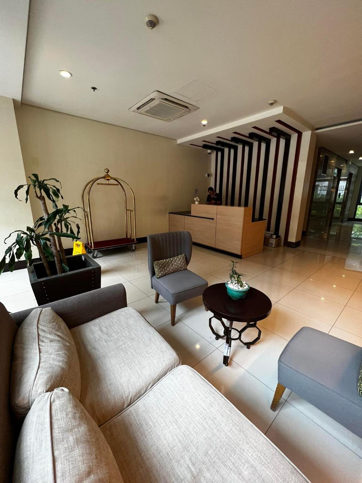 Two Palm Tree Villas Condominium - Studio 8Th Fl With Balcony - Across Terminal 3 Airport Пасай Экстерьер фото